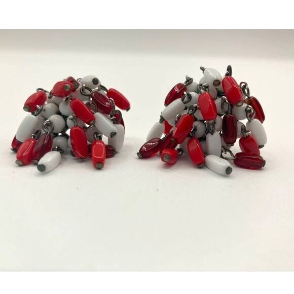 Vogue Vintage Dangle Lucite Beads Red and White Clip On Earrings 1960s 1970s - Picture 4 of 10